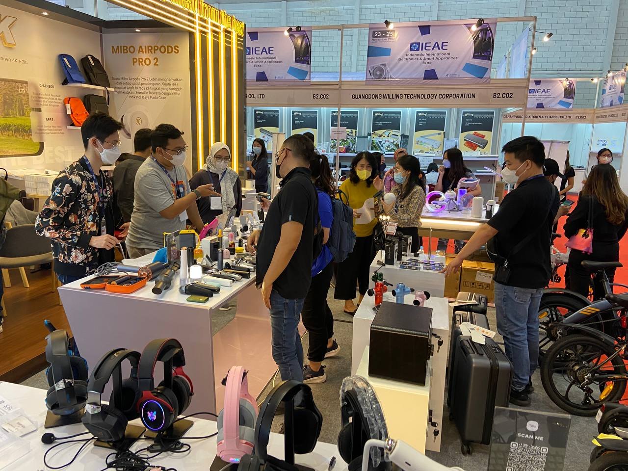 MIBO product demo and visitor discussion